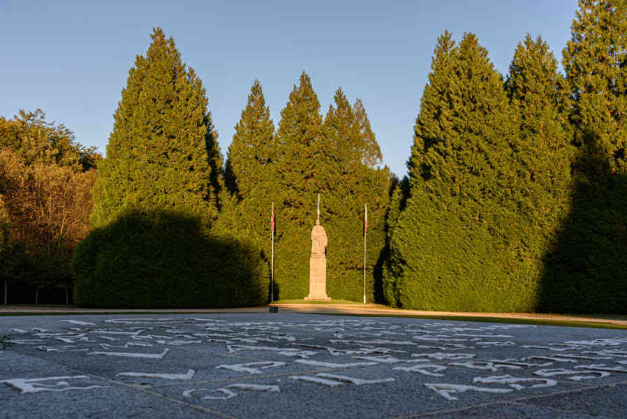 Francia - Compiegne 25 - La Clairiere de l'Armistice - Losa Sagrada y monumento al Marical Foch.jpg